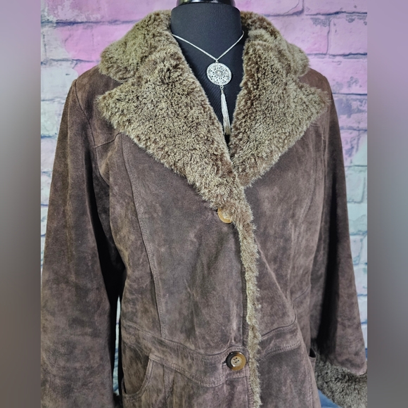 Women's genuine leather coat with super soft faux fur trim - Picture 3 of 8